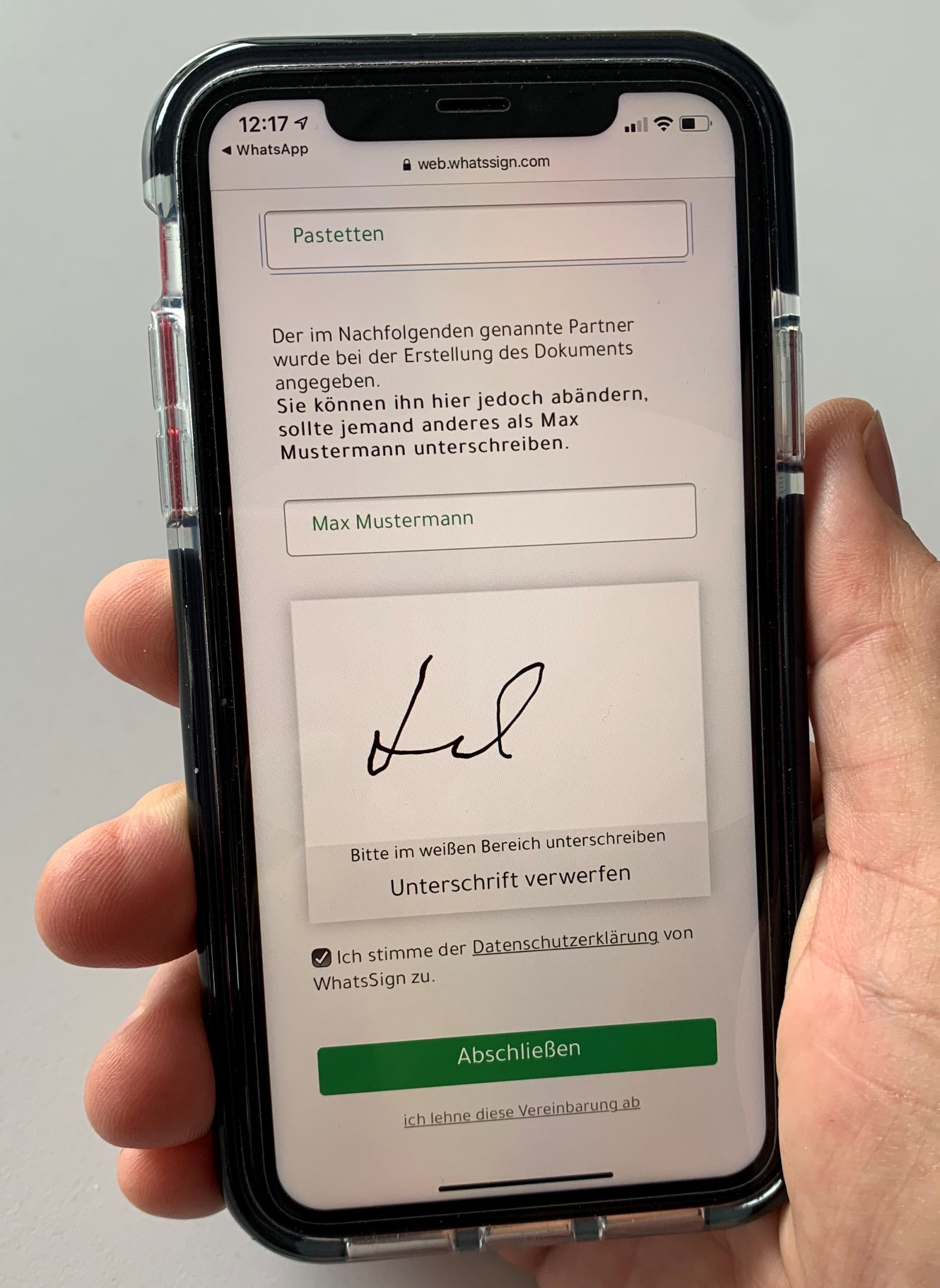 Am Handy Unterlagen unterschreiben